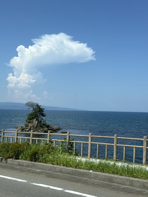 雨晴海岸的積雲，岩島上長著松